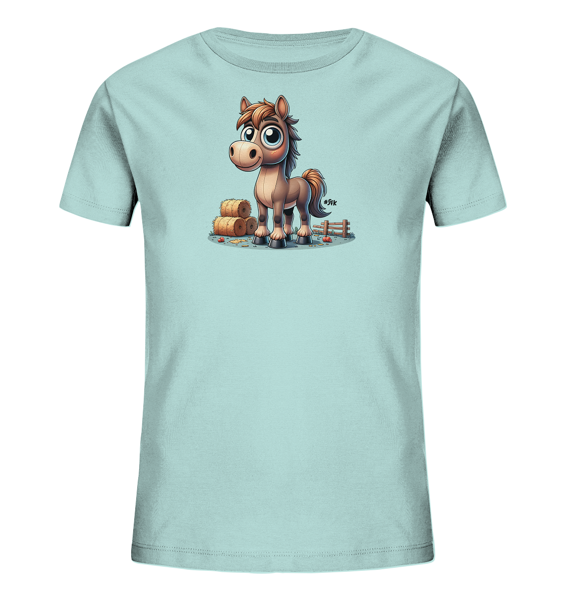 Onlineshop Shirts fuer Kinder - Das Bild zeigt ein hellblaues Kinder-T-Shirt mit einer niedlichen Cartoon-Illustration eines Pferdes auf der Vorderseite. Das Pferd steht in einer laendlichen Umgebung mit Strohballen und einem Holzzaun. Es hat grosse, runde Augen und einen freundlichen Ausdruck. Kleine rote Objekte liegen auf dem Boden, was dem Motiv zusaetzliche Farbe verleiht.