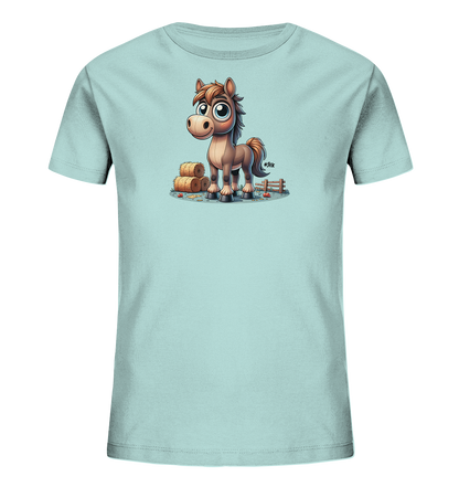 Onlineshop Shirts fuer Kinder - Das Bild zeigt ein hellblaues Kinder-T-Shirt mit einer niedlichen Cartoon-Illustration eines Pferdes auf der Vorderseite. Das Pferd steht in einer laendlichen Umgebung mit Strohballen und einem Holzzaun. Es hat grosse, runde Augen und einen freundlichen Ausdruck. Kleine rote Objekte liegen auf dem Boden, was dem Motiv zusaetzliche Farbe verleiht.