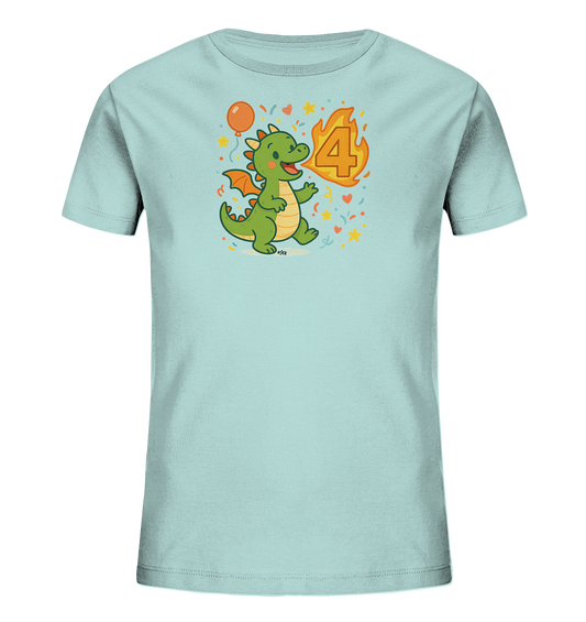 Onlineshop Shirts fuer Kinder - Auf einem hellblauen T-Shirt ist ein froehlicher gruener Cartoon-Drache abgebildet. Der Drache steht neben einer grossen, orangefarbenen Zahl "4", die von Flammen umgeben ist. Das Motiv ist von bunten Sternen, Herzen, Punkten und einem orangefarbenen Ballon umrahmt. Das Design hat einen festlichen und verspielten Charakter, ideal fuer Kinder.