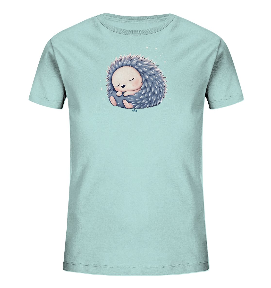 Onlineshop Shirts fuer Kinder - Das Bild zeigt ein hellblaues T-Shirt fuer Kinder mit einem niedlichen Motiv. Auf der Vorderseite ist ein schlafender Igel abgebildet, der sich gemuetlich eingerollt hat. Die Illustration des Igels ist in Blaugrau-Toenen gehalten, mit einem zarten Rosa im Gesicht. Kleine funkelnde Akzente umgeben den Igel und verleihen dem Design einen vertraeumten Charakter.