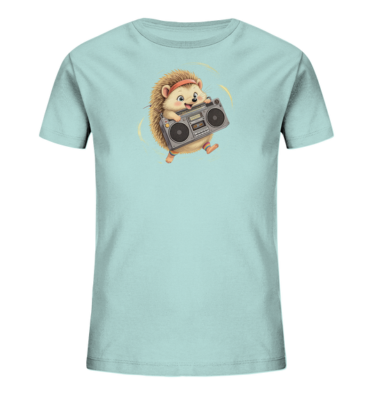 Onlineshop Shirts fuer Kinder - Das Bild zeigt ein hellblaues T-Shirt fuer Kinder. Auf der Vorderseite ist ein niedlicher Cartoon-Igel abgebildet, der ein rotes Stirnband und bunte Socken traegt. Der Igel haelt einen grauen Ghettoblaster, umgeben von gelben Bewegungslinien. Das Design wirkt froehlich und dynamisch.
