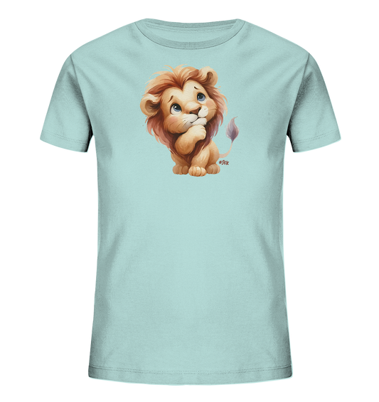 Onlineshop Shirts fuer Kinder - Das Bild zeigt ein hellblaues T-Shirt fuer Kinder mit einer niedlichen Illustration eines Baby-Loewen. Der Loewe sitzt aufrecht und hat grosse, blaue Augen sowie eine fluffige Maehne. Er schaut nach oben und hat eine Pfote am Kinn, was ihm einen nachdenklichen Ausdruck verleiht. Das Design ist verspielt und ansprechend fuer junge Traeger.