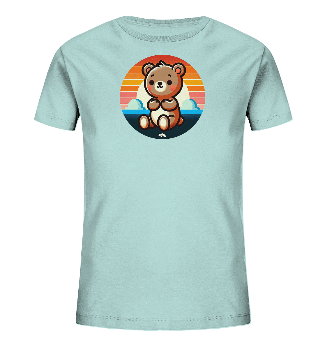 Onlineshop Shirts fuer Kinder - Das Bild zeigt ein hellblaues T-Shirt fuer Kinder mit einem charmanten Motiv auf der Vorderseite. Im Zentrum befindet sich ein suesser, cartoonhafter Baer, der mit geschlossenen Augen und gefalteten Haenden sitzt. Der Baer ist in einem runden Rahmen dargestellt, der eine Szene mit einem Sonnenuntergang, Wolken und Wasser zeigt. Das gesamte Design wirkt ruhig und ansprechend.