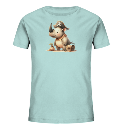 Onlineshop Shirts fuer Kinder - Das Bild zeigt ein hellblaues Kinder-T-Shirt mit einer niedlichen Illustration eines Nashorns im Piratenkostuem. Das Nashorn traegt einen Piratenhut mit Totenkopf und ein Halstuch. Es steht auf Sand neben einer kleinen Pflanze und einer Schatzkiste. Die Darstellung ist freundlich und detailreich.