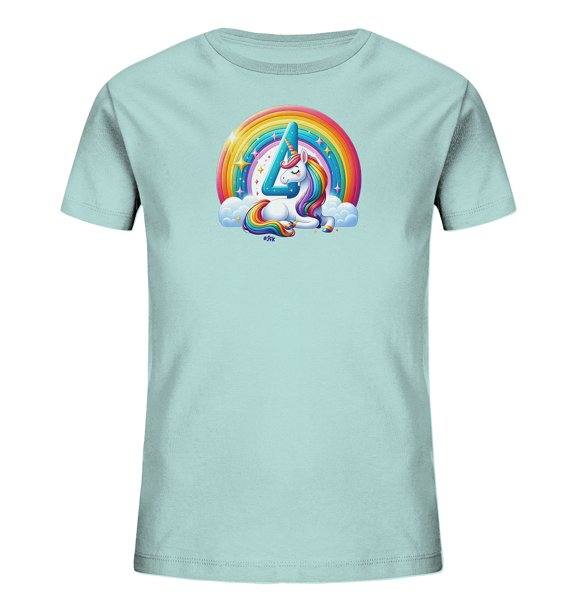 Onlineshop Shirts fuer Kinder - Das Bild zeigt ein hellblaues Kinder-T-Shirt mit einem bezaubernden Motiv. Darauf ist ein liegendes Einhorn auf Wolken unter einem leuchtenden Regenbogen abgebildet. Die Zahl '4' ist gross in die Regenbogenform integriert, umgeben von Sternen. Dieses Design wirkt froehlich und farbenfroh.