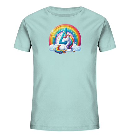 Onlineshop Shirts fuer Kinder - Das Bild zeigt ein hellblaues Kinder-T-Shirt mit einem bezaubernden Motiv. Darauf ist ein liegendes Einhorn auf Wolken unter einem leuchtenden Regenbogen abgebildet. Die Zahl '4' ist gross in die Regenbogenform integriert, umgeben von Sternen. Dieses Design wirkt froehlich und farbenfroh.