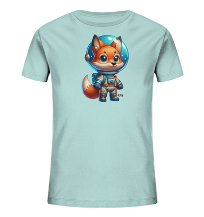 Onlineshop Shirts fuer Kinder - Dieses helle Kinder T-Shirt zeigt eine charmante Illustration eines Fuchses in einem Astronautenanzug. Der cartoonartige Fuchs traegt einen Helm, der den Blick auf seine grossen, neugierigen Augen freigibt. Der Anzug ist detailreich in Blautoenen und Orange gestaltet, passend zum Weltraum-Thema. Dieses Design verleiht dem Shirt einen verspielten und abenteuerlichen Charakter.