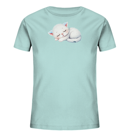 Onlineshop Shirts fuer Kinder - Das Bild zeigt ein hellblaues Kinder-T-Shirt mit einem niedlichen Motiv eines schlafenden weissen Kaetzchens auf der Vorderseite. Das Kaetzchen ist friedlich zusammengerollt, mit geschlossenen Augen und zarten rosa Ohren. Die Illustration weist feine Details und leichte blaue Farbakzente auf. Das einfarbige T-Shirt bildet einen ruhigen Hintergrund fuer das beruhigende Design.
