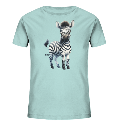 Onlineshop Shirts fuer Kinder - Das Bild zeigt ein hellblaues Kinder-T-Shirt mit einer detailreichen Illustration eines Baby-Zebras. Das kleine Zebra steht zentral auf dem Shirt und blickt geradeaus. Es ist mit klassischen schwarz-weissen Streifen und einer kleinen Maehne dargestellt, was dem Design einen charmanten und niedlichen Charakter verleiht.