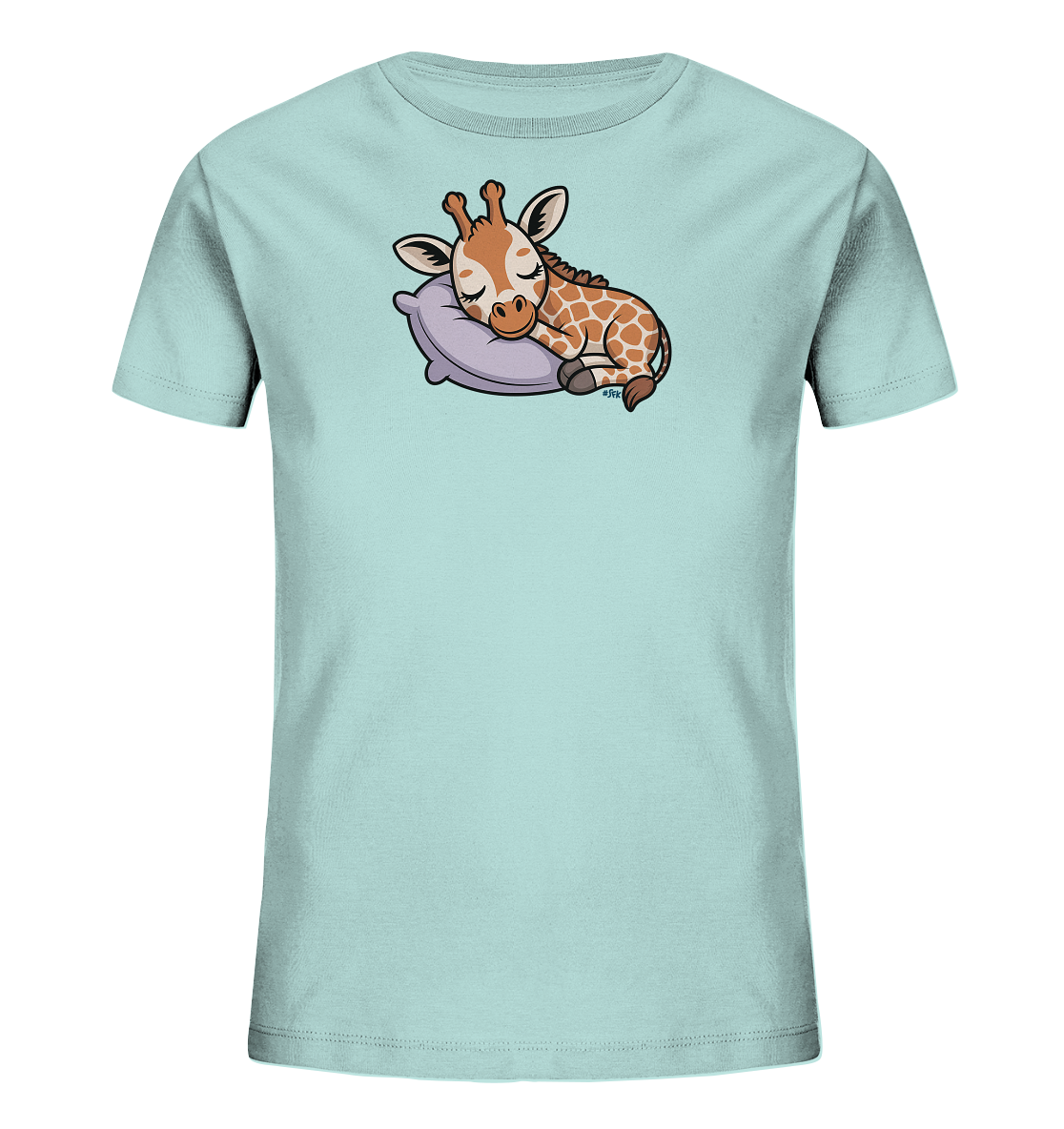 Onlineshop Shirts fuer Kinder - Das Bild zeigt ein hellblaues Kinder-T-Shirt mit einem niedlichen Motiv einer schlafenden Giraffe. Die kleine Giraffe liegt friedlich auf einem lila Kissen, die Augen geschlossen. Ihr braunes Fell mit dunkleren Flecken ist detailliert dargestellt. Das Design wirkt beruhigend und ist ideal fuer kleine Tierliebhaber.