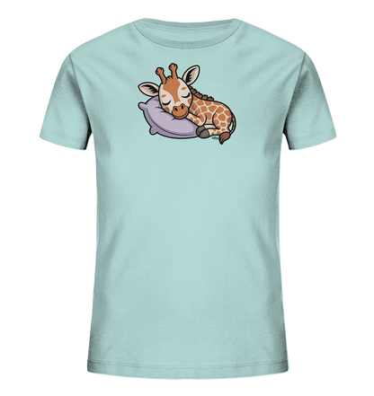 Onlineshop Shirts fuer Kinder - Das Bild zeigt ein hellblaues Kinder-T-Shirt mit einem niedlichen Motiv einer schlafenden Giraffe. Die kleine Giraffe liegt friedlich auf einem lila Kissen, die Augen geschlossen. Ihr braunes Fell mit dunkleren Flecken ist detailliert dargestellt. Das Design wirkt beruhigend und ist ideal fuer kleine Tierliebhaber.