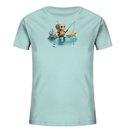 Onlineshop Shirts für Kinder - Das Bild zeigt ein hellblaues Kinder T-Shirt mit einem einzigartigen Aufdruck auf der Vorderseite. Der Aufdruck zeigt einen niedlichen, goldenen Roboter, der mit einer Angel einen goldenen Stern aus einem kleinen Wasserbecken fischt. Um das Becken herum sind kleine Steine und angedeutete trockene Pflanzen zu sehen, die eine kleine Szene darstellen. Dieses verspielte Design verleiht dem Shirt einen fantasievollen und ansprechenden Charakter.