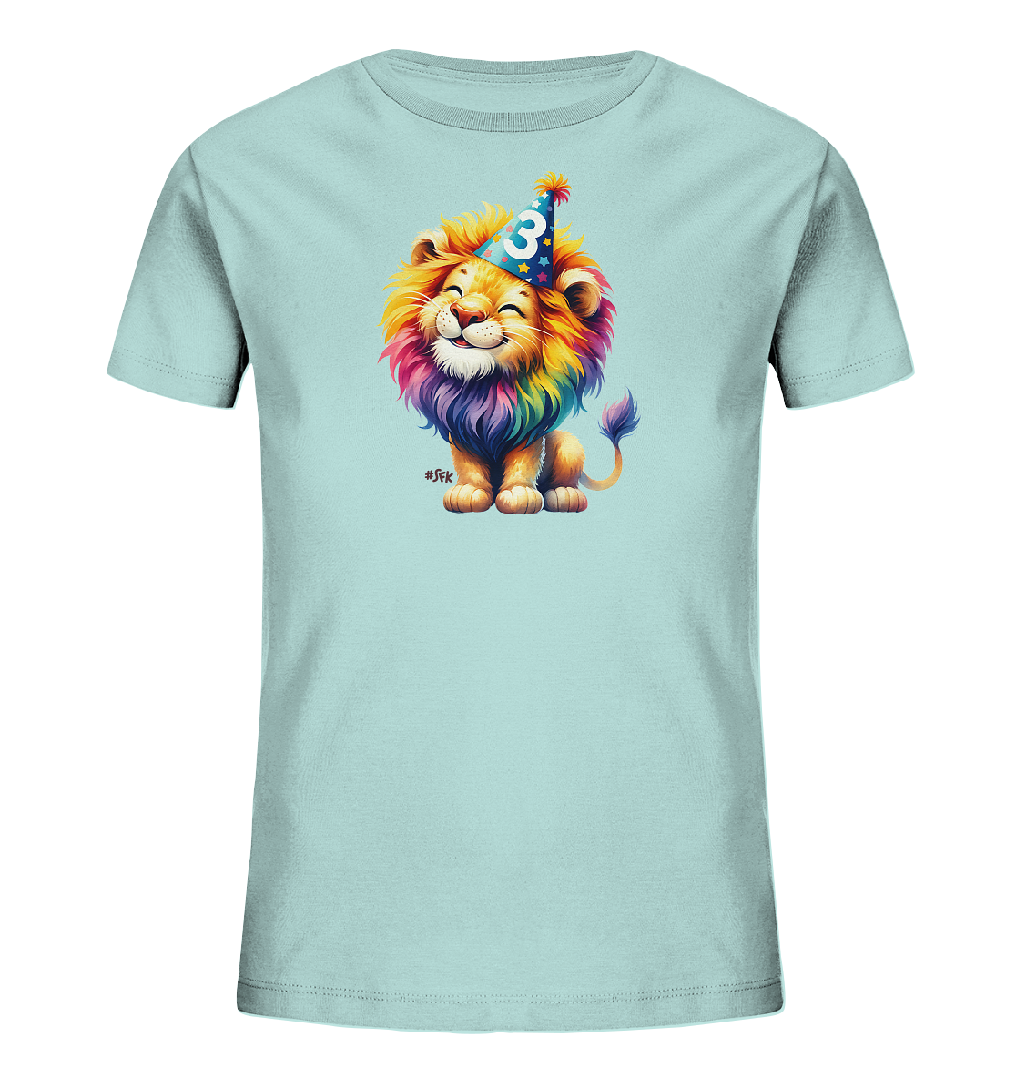 Onlineshop Shirts fuer Kinder - Das Bild zeigt ein hellblaues Kinder-T-Shirt mit einem niedlichen Motiv eines sitzenden Loewen. Der Loewe hat eine bunte, regenbogenfarbene Maehne und traegt einen blauen Partyhut. Auf dem Hut ist die Zahl '3' zu sehen. Der Loewe laechelt froehlich und hat einen verspielten Ausdruck.