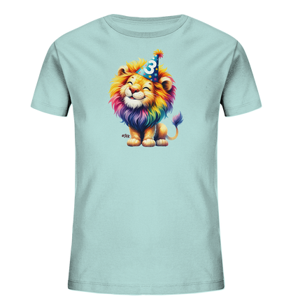 Onlineshop Shirts fuer Kinder - Das Bild zeigt ein hellblaues Kinder-T-Shirt mit einem niedlichen Motiv eines sitzenden Loewen. Der Loewe hat eine bunte, regenbogenfarbene Maehne und traegt einen blauen Partyhut. Auf dem Hut ist die Zahl '3' zu sehen. Der Loewe laechelt froehlich und hat einen verspielten Ausdruck.