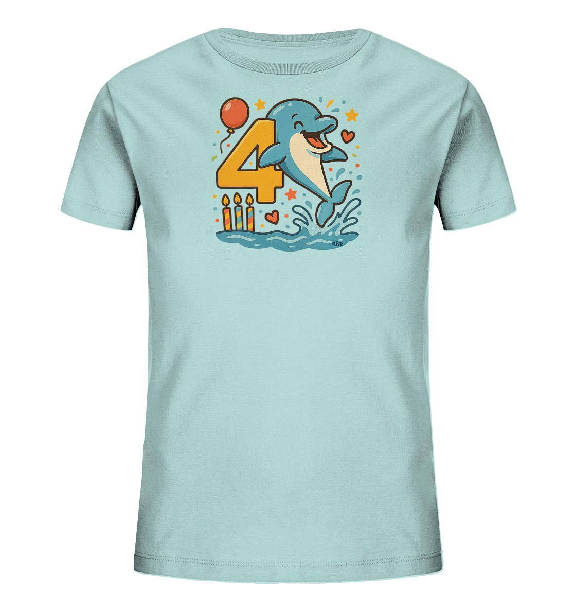 Onlineshop Shirts fuer Kinder - Das Bild zeigt ein hellblaues Kinder-T-Shirt mit einem farbenfrohen Motiv. Im Zentrum des Designs steht ein froehlicher Cartoon-Delfin, der aus dem Wasser springt. Neben dem Delfin ist eine grosse orangefarbene Zahl 4 mit einem roten Ballon abgebildet. Drei kleine Geburtstagskerzen und verspielte Sterne sowie Herzen ergaenzen das festliche Bild.