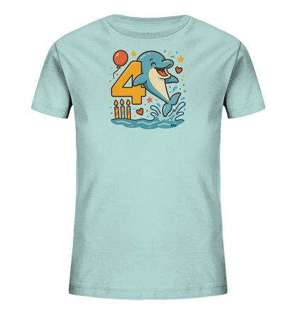 Onlineshop Shirts fuer Kinder - Das Bild zeigt ein hellblaues Kinder-T-Shirt mit einem farbenfrohen Motiv. Im Zentrum des Designs steht ein froehlicher Cartoon-Delfin, der aus dem Wasser springt. Neben dem Delfin ist eine grosse orangefarbene Zahl 4 mit einem roten Ballon abgebildet. Drei kleine Geburtstagskerzen und verspielte Sterne sowie Herzen ergaenzen das festliche Bild.