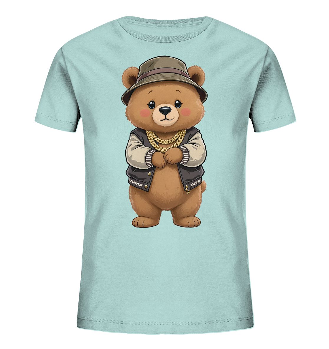 Onlineshop Shirts fuer Kinder - Das Bild zeigt ein hellblaues Kinder-T-Shirt mit einem niedlichen Cartoon-Baerenmotiv auf der Vorderseite. Der Baer ist braun, traegt einen braunen Hut, eine Bomberjacke und eine auffaellige goldene Kette. Er steht mit verschraenkten Armen da und hat ein freundliches Gesicht mit grossen Augen und roten Wangen. Das Design verleiht dem Shirt einen verspielten und gleichzeitig laessigen Charakter.