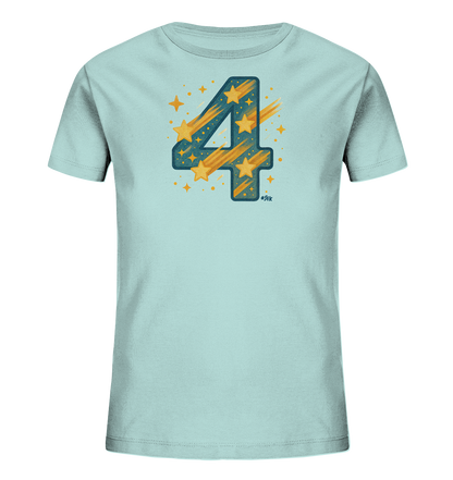 Onlineshop Shirts fuer Kinder - Das Bild zeigt ein hellblaues Kinder-T-Shirt mit einem grossen, auffaelligen Motiv. Im Zentrum steht die Zahl '4', die mit gelben Sternen und fallenden Sternschnuppen gefuellt ist. Kleine Sterne und Punkte umrahmen das Hauptmotiv und verleihen dem Design eine festliche und verspielte Note. Das Shirt ist auf einem neutralen Hintergrund praesentiert.