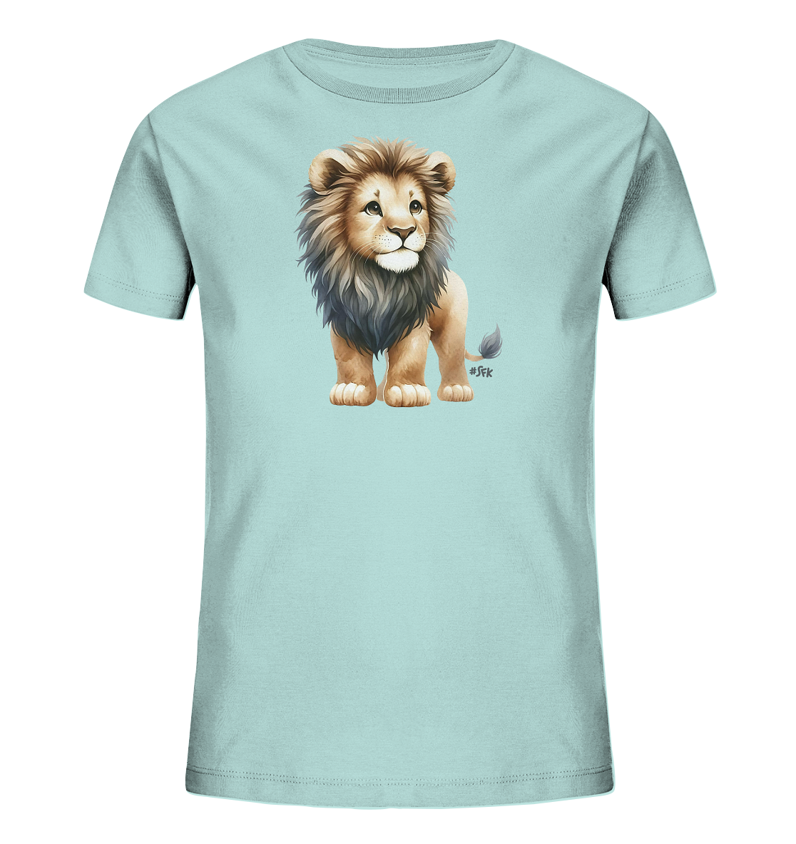 Onlineshop Shirts fuer Kinder - Das Bild zeigt ein hellblaues Kinder-T-Shirt mit einem detailreichen Aufdruck eines jungen Loewen. Der kleine Loewe hat eine volle Maehne, grosse Augen und schaut freundlich zur Seite. Er steht aufrecht auf allen vier Pfoten. Die Illustration ist in einem realistisch-niedlichen Stil gehalten.