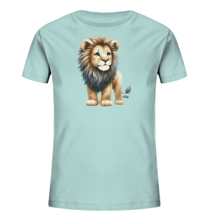 Onlineshop Shirts fuer Kinder - Das Bild zeigt ein hellblaues Kinder-T-Shirt mit einem detailreichen Aufdruck eines jungen Loewen. Der kleine Loewe hat eine volle Maehne, grosse Augen und schaut freundlich zur Seite. Er steht aufrecht auf allen vier Pfoten. Die Illustration ist in einem realistisch-niedlichen Stil gehalten.