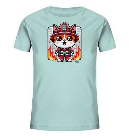Onlineshop Shirts fuer Kinder - Das Bild zeigt ein hellblaues T-Shirt mit einem niedlichen Cartoon-Motiv. Zu sehen ist eine orange-weisse Katze in einer Feuerwehrmann-Uniform mit Helm. Die Katze steht vor einem Hintergrund mit stilisierten Flammen. Das Design ist farbenfroh und verspielt.