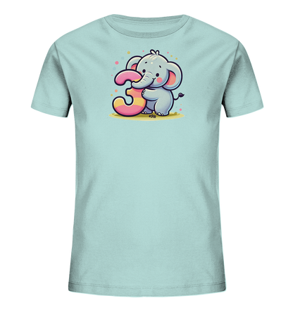 Onlineshop Shirts fuer Kinder - Das Bild zeigt ein hellblaues Kinder-T-Shirt mit einem suessen Elefantenmotiv auf der Vorderseite. Der kleine Elefant haelt eine grosse, bunt gestreifte Zahl Drei. Kleine bunte Punkte sind um das Motiv herum verteilt und verleihen ihm eine verspielte Ausstrahlung. Das Design ist freundlich und farbenfroh gestaltet.