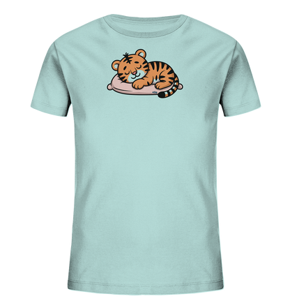 Onlineshop Shirts fuer Kinder - Das Bild zeigt ein hellblaues Kinder-T-Shirt mit einem niedlichen Motiv. Darauf ist ein schlafendes Tigerbaby in Cartoon-Optik zu sehen, das friedlich auf einem rosa Kissen liegt. Der kleine Tiger ist orange mit schwarzen Streifen und hat geschlossene Augen, was einen ruhigen Ausdruck verleiht. Das Design wirkt verspielt und liebevoll, ideal fuer Kinder.