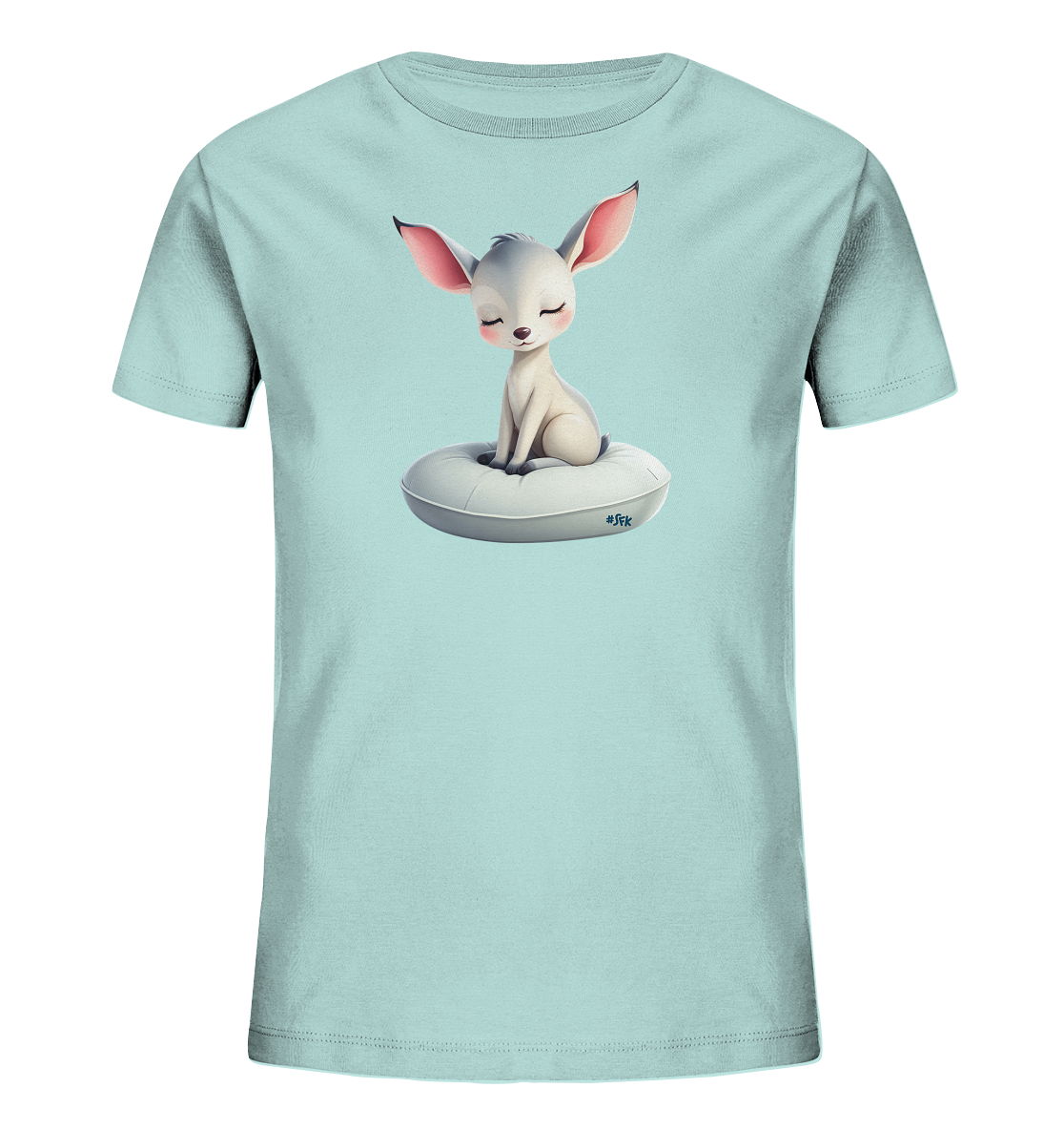 Onlineshop Shirts fuer Kinder - Das Bild zeigt ein hellblaues Kinder-T-Shirt mit einem charmanten Tiermotiv auf der Vorderseite. Ein kleines, weisses Fantasietier mit grossen rosa Ohren sitzt friedlich auf einem runden, hellgrauen Kissen. Seine Augen sind geschlossen, was einen ruhigen und sanften Ausdruck verleiht. Das gesamte Design wirkt verspielt und kindgerecht.