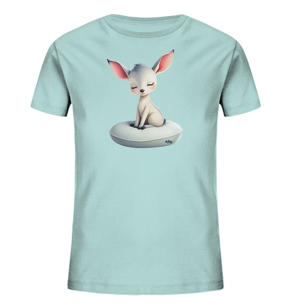 Onlineshop Shirts fuer Kinder - Das Bild zeigt ein hellblaues Kinder-T-Shirt mit einem charmanten Tiermotiv auf der Vorderseite. Ein kleines, weisses Fantasietier mit grossen rosa Ohren sitzt friedlich auf einem runden, hellgrauen Kissen. Seine Augen sind geschlossen, was einen ruhigen und sanften Ausdruck verleiht. Das gesamte Design wirkt verspielt und kindgerecht.