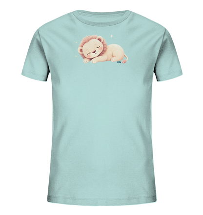 Onlineshop Shirts fuer Kinder - Das Bild zeigt ein hellblaues Kinder-T-Shirt mit einem niedlichen Motiv eines schlafenden Loewenbabys auf der Vorderseite. Das Loewenjunge ist in hellen Cremetoenen gehalten und hat eine rosa Maehne, waehrend es friedlich schlummert. Kleine, glitzernde Sterne umgeben das Motiv und verleihen dem Design eine vertraeumte Note. Das gesamte Erscheinungsbild des Shirts ist sanft und ansprechend fuer Kinder.