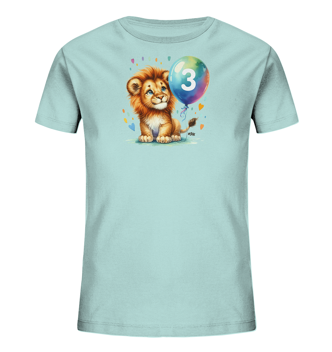 Onlineshop Shirts fuer Kinder - Das Bild zeigt ein hellblaues T-Shirt mit einem niedlichen Aufdruck eines kleinen Loewen. Der Loewe sitzt neben einem bunten Ballon, auf dem die Zahl Drei zu sehen ist. Das Motiv wird von kleinen, farbigen Formen umgeben.