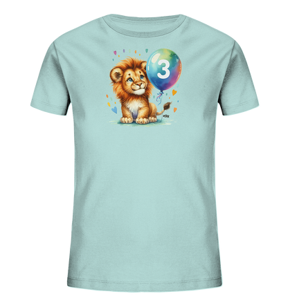 Onlineshop Shirts fuer Kinder - Das Bild zeigt ein hellblaues T-Shirt mit einem niedlichen Aufdruck eines kleinen Loewen. Der Loewe sitzt neben einem bunten Ballon, auf dem die Zahl Drei zu sehen ist. Das Motiv wird von kleinen, farbigen Formen umgeben.