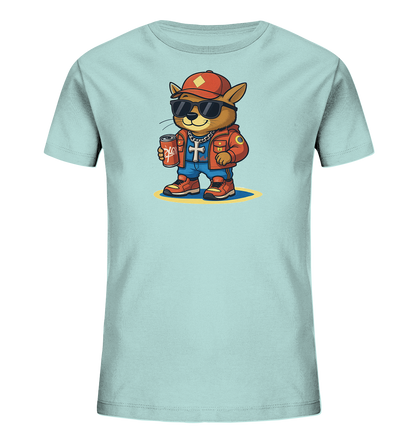 Onlineshop Shirts fuer Kinder - Das Bild zeigt ein hellblaues Kinder-T-Shirt mit einem stilisierten Tier-Charakter auf der Vorderseite. Der Charakter traegt eine Baseballkappe, Sonnenbrille, eine rote Jacke und Jeans. Er haelt eine rote Dose und traegt eine Halskette mit Kreuz. Das Design steht auf einer gelben ovalen Flaeche.