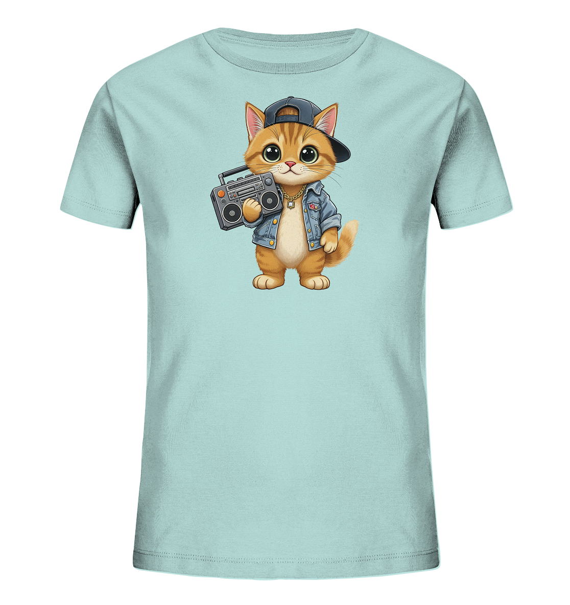 Onlineshop Shirts fuer Kinder - Das Bild zeigt ein hellblaues T-Shirt fuer Kinder mit einer detaillierten Illustration einer Katze. Die Katze traegt eine Jeansjacke, eine goldene Kette und eine umgedrehte Baseballkappe. Sie haelt einen Boombox in den Pfoten und hat grosse, ausdrucksstarke Augen. Das Design verleiht dem Shirt einen verspielten und coolen Charakter.