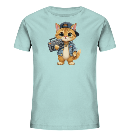 Onlineshop Shirts fuer Kinder - Das Bild zeigt ein hellblaues T-Shirt fuer Kinder mit einer detaillierten Illustration einer Katze. Die Katze traegt eine Jeansjacke, eine goldene Kette und eine umgedrehte Baseballkappe. Sie haelt einen Boombox in den Pfoten und hat grosse, ausdrucksstarke Augen. Das Design verleiht dem Shirt einen verspielten und coolen Charakter.