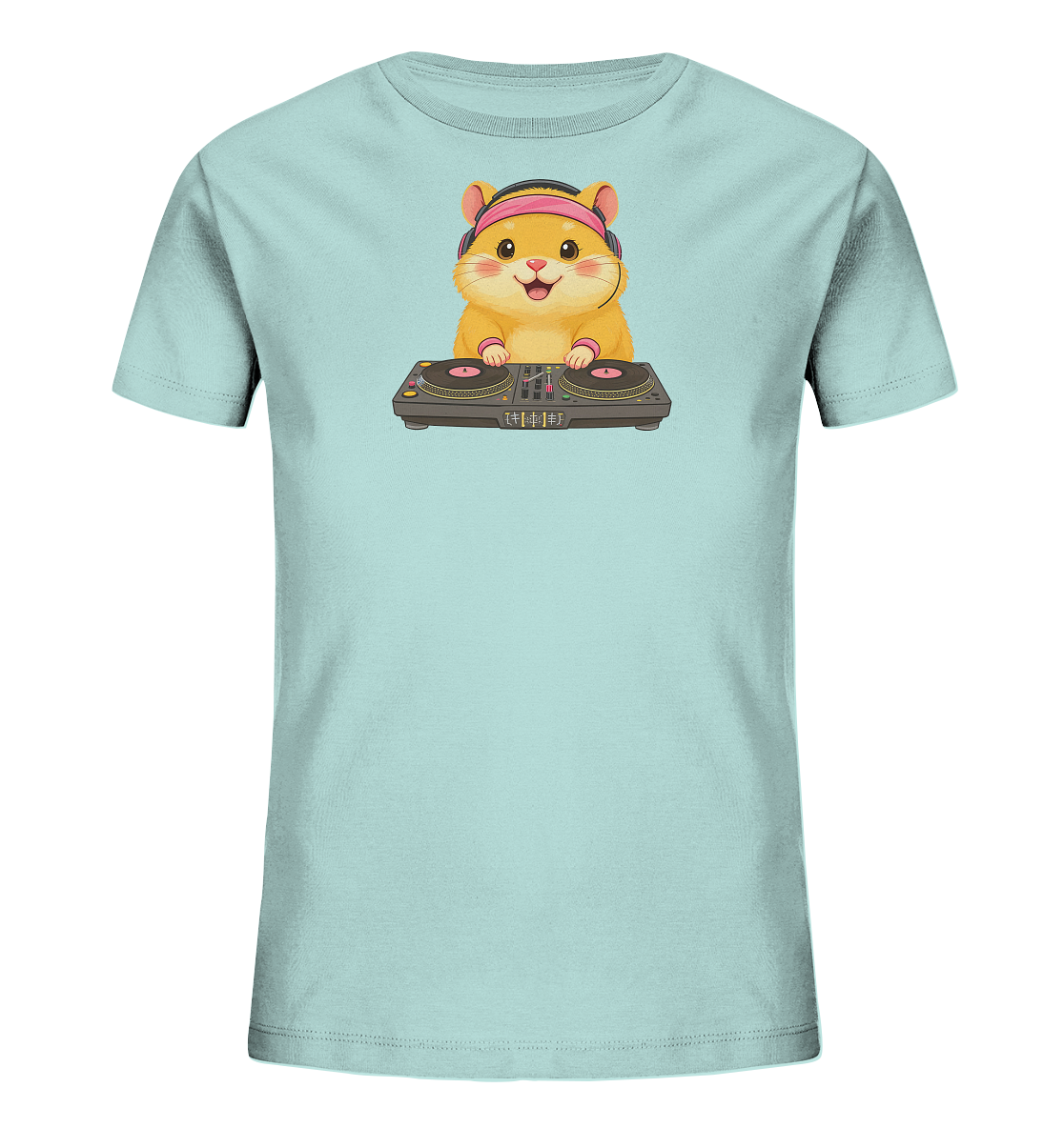 Onlineshop Shirts fuer Kinder - Das Bild zeigt ein hellblaues Kinder-T-Shirt mit einem niedlichen Comic-Hamster als Motiv. Der Hamster traegt pinkfarbene Kopfhoerer und sitzt vor einem DJ-Mischpult, mit einem froehlichen Gesichtsausdruck. Das Design ist verspielt und farbenfroh, wodurch das T-Shirt einen lustigen und musikalischen Charakter erhaelt.