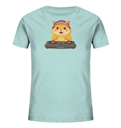 Onlineshop Shirts fuer Kinder - Das Bild zeigt ein hellblaues Kinder-T-Shirt mit einem niedlichen Comic-Hamster als Motiv. Der Hamster traegt pinkfarbene Kopfhoerer und sitzt vor einem DJ-Mischpult, mit einem froehlichen Gesichtsausdruck. Das Design ist verspielt und farbenfroh, wodurch das T-Shirt einen lustigen und musikalischen Charakter erhaelt.