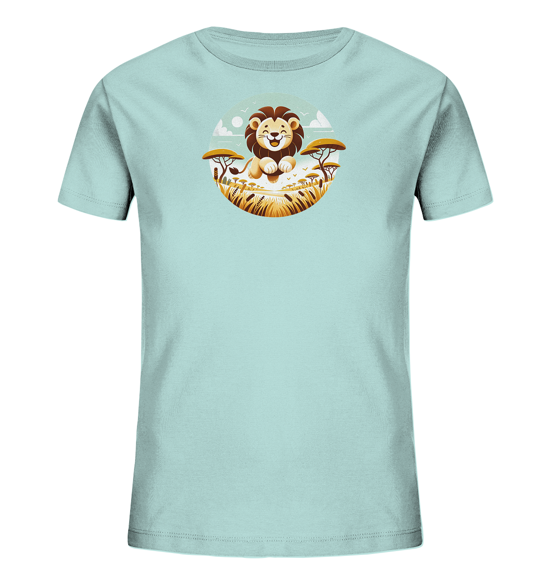 Onlineshop Shirts fuer Kinder - Das Bild zeigt ein hellblaues Kinder-T-Shirt. Auf der Vorderseite befindet sich eine kreisfoermige Grafik mit einem froehlichen Cartoon-Loewen. Das Motiv stellt eine sonnige Savannenlandschaft mit Gras und Akazienbaeumen dar. Voegel fliegen am Himmel ueber dem Loewen.