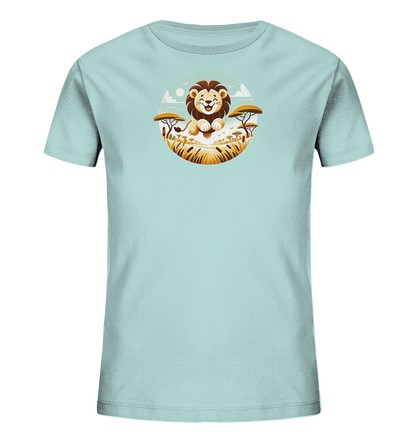 Onlineshop Shirts fuer Kinder - Das Bild zeigt ein hellblaues Kinder-T-Shirt. Auf der Vorderseite befindet sich eine kreisfoermige Grafik mit einem froehlichen Cartoon-Loewen. Das Motiv stellt eine sonnige Savannenlandschaft mit Gras und Akazienbaeumen dar. Voegel fliegen am Himmel ueber dem Loewen.