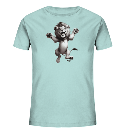 Onlineshop Shirts fuer Kinder - Das Bild zeigt ein hellblaues Kinder-T-Shirt. Darauf ist eine detaillierte, schwarz-weisse Illustration eines froehlich springenden Loewen zu sehen. Der Cartoon-Loewe hat ein breites Grinsen und streckt seine Pfoten aus, was ihm ein dynamisches Aussehen verleiht. Dieses Design wirkt verspielt und ist ideal fuer Kinder.