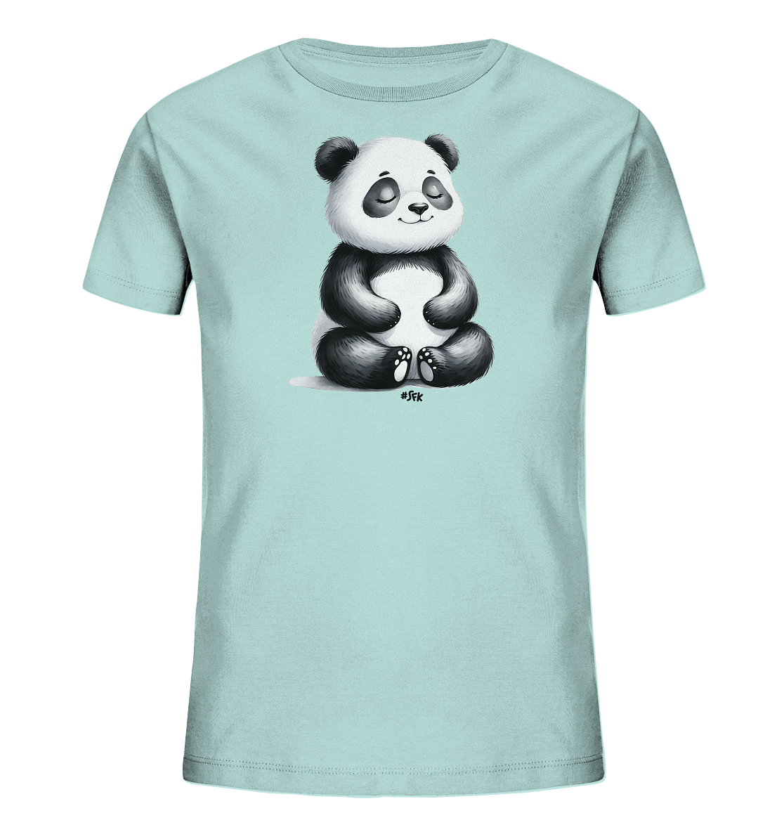 Onlineshop Shirts fuer Kinder - Das Bild zeigt ein hellblaues T-Shirt fuer Kinder mit einem niedlichen Motiv. Darauf ist ein cartoonhafter Panda zu sehen, der mit geschlossenen Augen in Meditationspose sitzt. Der Panda hat ein friedliches Laecheln und ist in Schwarzweiss dargestellt, was einen beruhigenden Kontrast zum Shirt bildet.
