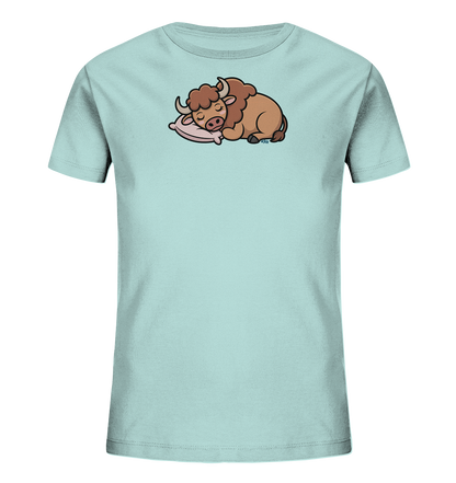 Onlineshop Shirts fuer Kinder - Das Bild zeigt ein hellblaues Kinder-T-Shirt mit einem niedlichen Tiermotiv auf der Brust. Darauf ist ein braunes, bisonaehnliches Tier zu sehen, das friedlich auf einem rosa Kissen schlaeft. Das Tier hat kleine Hoerner und ein flauschiges Fell, was dem Design einen sanften Charakter verleiht. Das Motiv ist zentriert platziert.