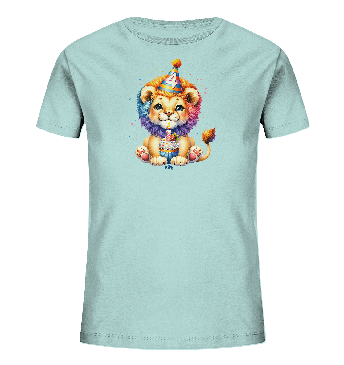 Onlineshop Shirts für Kinder - Das Bild zeigt ein hellblaues Kinder-T-Shirt mit einem zentralen Motiv. Dieses Motiv ist eine Darstellung eines sitzenden Löwenjungen mit einem bunten Partyhut, der die Zahl '4' zeigt. Der Löwe hält einen Cupcake mit einer Kerze und hat eine mehrfarbige Mähne. Das Design wird durch farbige Spritzer ergänzt.