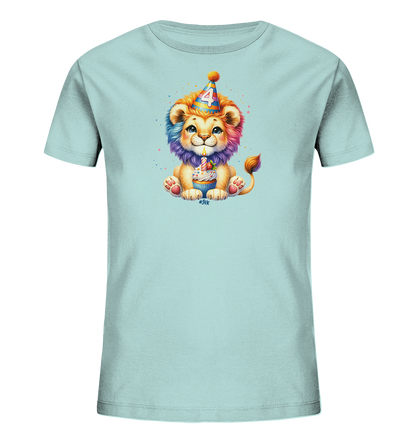 Onlineshop Shirts für Kinder - Das Bild zeigt ein hellblaues Kinder-T-Shirt mit einem zentralen Motiv. Dieses Motiv ist eine Darstellung eines sitzenden Löwenjungen mit einem bunten Partyhut, der die Zahl '4' zeigt. Der Löwe hält einen Cupcake mit einer Kerze und hat eine mehrfarbige Mähne. Das Design wird durch farbige Spritzer ergänzt.