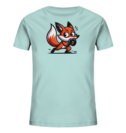 Onlineshop Shirts fuer Kinder - Das Bild zeigt ein hellblaues Kinder-T-Shirt mit einer auffaelligen Comic-Grafik auf der Vorderseite. Dargestellt ist ein oranger Fuchs mit grossen Augen in einer aufmerksamen Haltung. Das Design ist detailliert und verleiht dem Shirt einen lustigen und energiegeladenen Look. Es ist ein schlichtes T-Shirt mit einem farbenfrohen Tiermotiv.