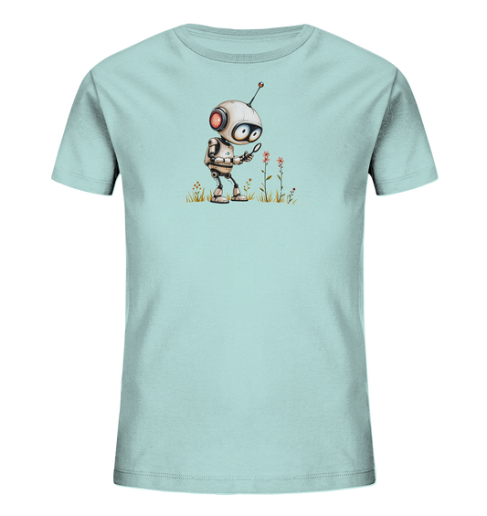 Onlineshop Shirts für Kinder - Das Bild zeigt ein hellblaues T-Shirt mit einem Motiv, das einen neugierigen Roboter darstellt. Der Roboter steht auf einer Wiese mit Grashalmen und kleinen Blumen. In seiner rechten Hand hält der Roboter eine Lupe und betrachtet damit eine der zarten, rosafarbenen Blüten. Dieses Design vermittelt eine Szene der Entdeckung und des Interesses an der Natur, ideal für ein Kinder-T-Shirt.