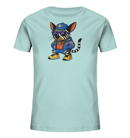 Onlineshop Shirts fuer Kinder - Das Bild zeigt ein hellblaues Kinder-T-Shirt mit einem laessigen Zebracat-Motiv auf der Vorderseite. Das anthropomorphe Tier traegt eine blaue Kappe, lila Sonnenbrillen, eine goldene Kette und eine blaue Jacke mit gelben Turnschuhen. Mit den Haenden in den Hosentaschen steht es selbstbewusst da und verleiht dem Shirt einen coolen und verspielten Look.