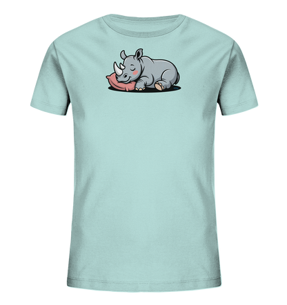 Onlineshop Shirts fuer Kinder - Das Bild zeigt ein hellblaues Kinder-T-Shirt. Auf der Vorderseite befindet sich eine niedliche Illustration eines schlafenden Nashorns. Das graue Nashorn liegt friedlich auf einem rosafarbenen Kissen, mit geschlossenen Augen und einem sanften Ausdruck. Das Design wirkt beruhigend und ist ansprechend fuer Kinder.