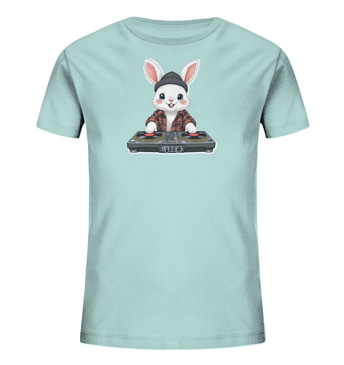 Onlineshop Shirts fuer Kinder - Das Bild zeigt ein hellblaues Kinder-T-Shirt mit einem detaillierten Motiv eines Hasen als DJ. Der Hase traegt eine schwarze Muetze und ein rot-braun kariertes Hemd und steht hinter einem Mischpult mit zwei Plattenspielern. Die Illustration ist farbenfroh und zeigt den Hasen mit einem freundlichen Ausdruck.