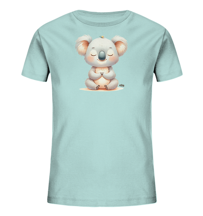 Onlineshop Shirts fuer Kinder - Dieses hellblaue Kinder-T-Shirt zeigt ein niedliches Koala-Motiv auf der Vorderseite. Der graue Koala sitzt entspannt mit geschlossenen Augen und gefalteten Pfoten da. Ein kleiner gelber Punkt schwebt ueber seinem Kopf. Das ruhige und liebevolle Design ist ideal fuer Kinder.